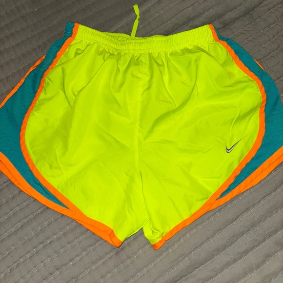NIKE drifit shorts neon yellow XS - Picture 3 of 5